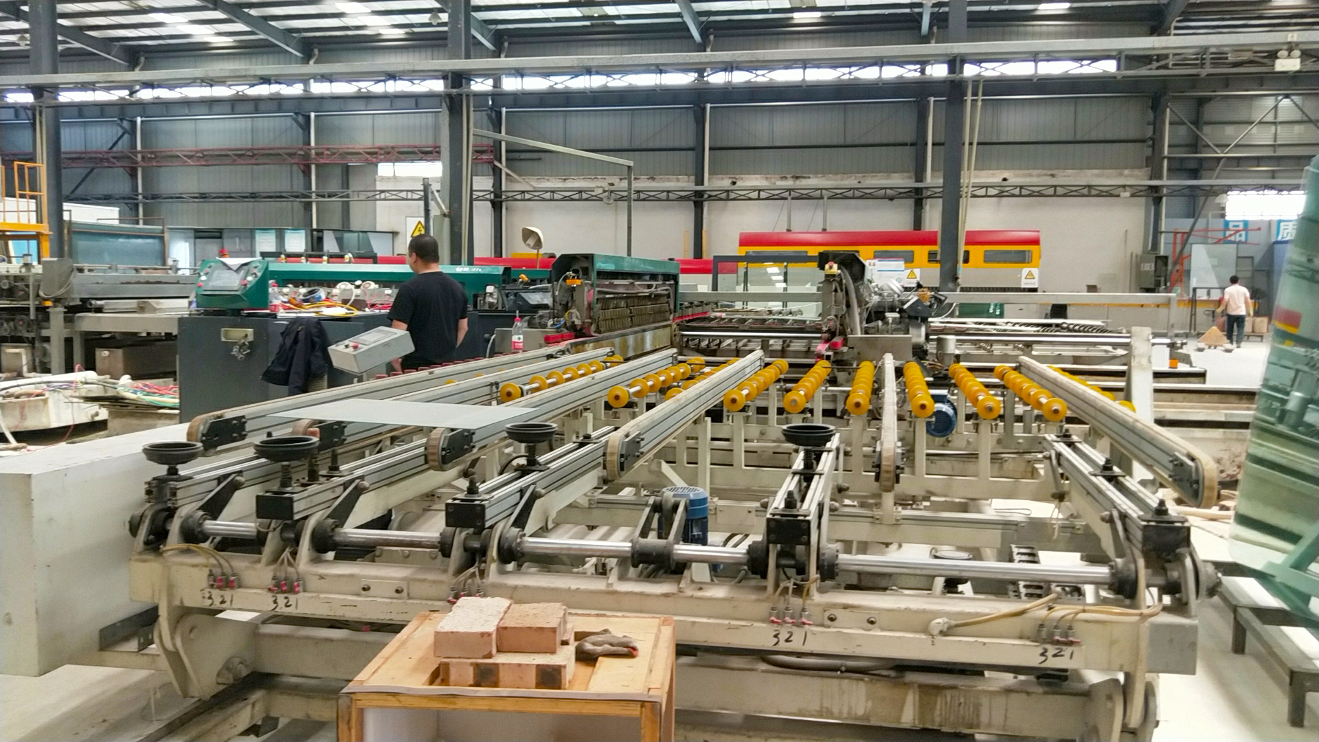 工艺玻璃生产现场